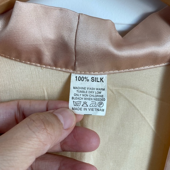 CREAM-COLORED SILK ROBE FROM VIETNAM - Picture 5 of 10